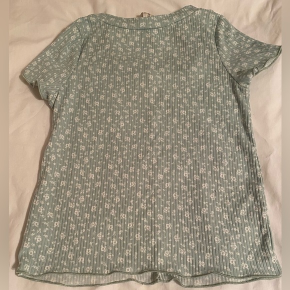 Heart and Arrow light green top with black/brown buttons. Size 14 - Picture 2 of 7